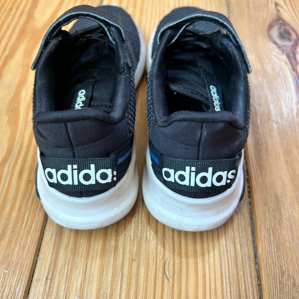 Boys Adidas Black Tennis Shoes 3Y - Picture 3 of 5